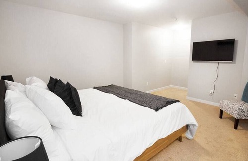 Fort Gary House | Cheerful 4 bedroom Townhouse with Parking & Wi-Fi!
