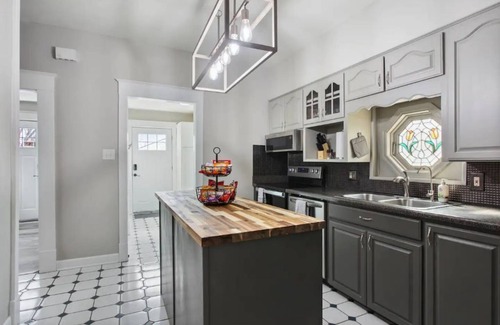 Independence House | Cheerful 4 bedroom close to historical/sport sites