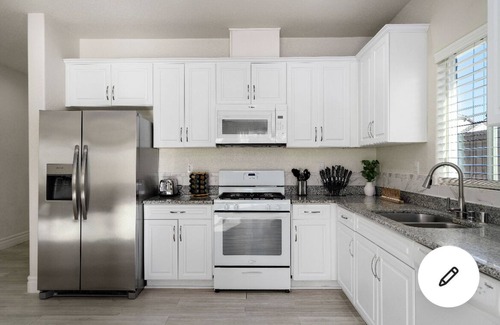 Elk Grove House | cheerful 4 bedroom with beautyfull back yard