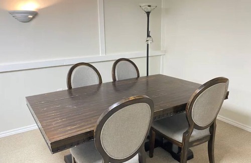 Hamilton House | Cheerful 4 Bedrooms Bungalow House