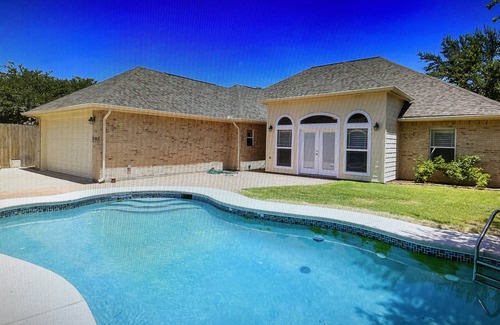 McAllen Villa | Cheerful 4 BR place with pool, game room and after pool rest area