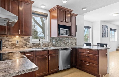 Saskatoon House | Cheerful 4beds home in Exhibition area(10% off over 30D)