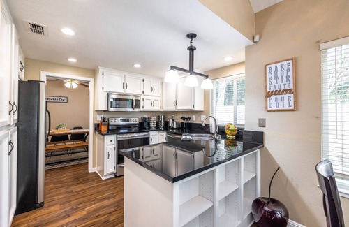 South Natomas House | Cheerful 4BR Home W/Washer & Dryer + Fireplace