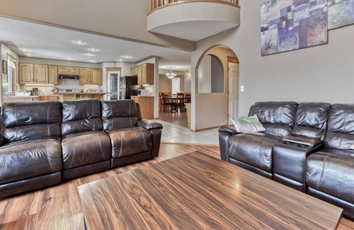 Chestermere House | Cheerful 5-bedroom home close to Chestermere lake