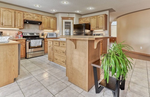 Chestermere House | Cheerful 5-bedroom home close to Chestermere lake