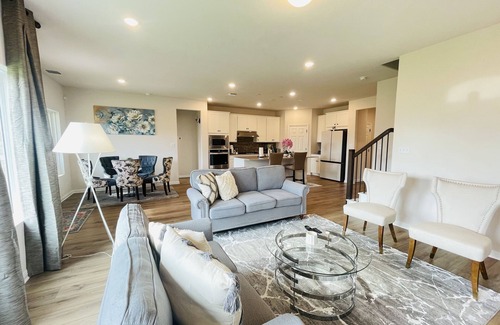 Manor House | Cheerful 5 bedroom Home - 6 miles from Samsung