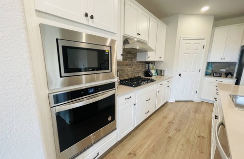 Manor House | Cheerful 5 bedroom Home - 6 miles from Samsung