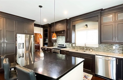 Surrey House | Cheerful 5 Bedroom Home With Amazing Design