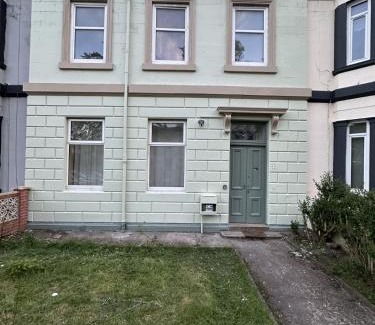 Govan House | Cheerful 5 Bedroom House Close to Central West End and Parking