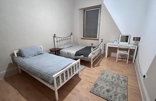 Govan House | Cheerful 5 Bedroom House Close to Central West End and Parking