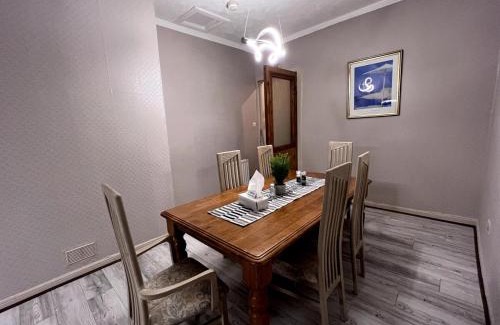 Govan House | Cheerful 5 Bedroom House Close to Central West End and Parking