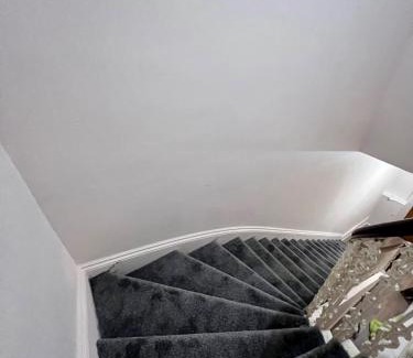 Govan House | Cheerful 5 Bedroom House Close to Central West End and Parking