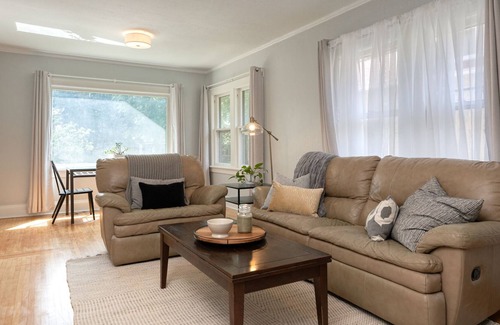 Minneapolis House | Cheerful 5 Bedroom -- 5 Min to University & Downtowns