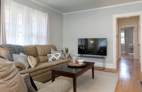 Minneapolis House | Cheerful 5 Bedroom -- 5 Min to University & Downtowns
