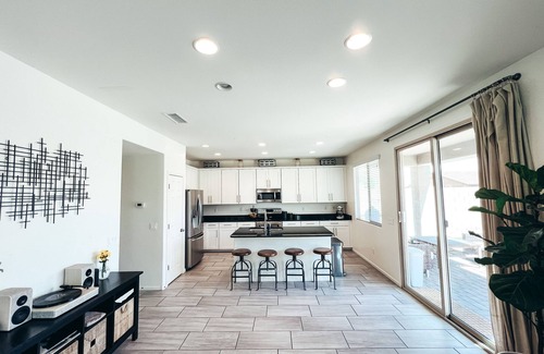 Peoria House | Cheerful 5-BR Family Friendly Home, Perfect Spot