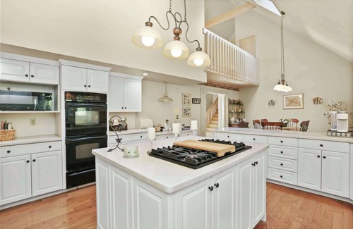 Fairfield House | Cheerful 6-Bedroom Villa with Pool and Tennis Courts near the beach!