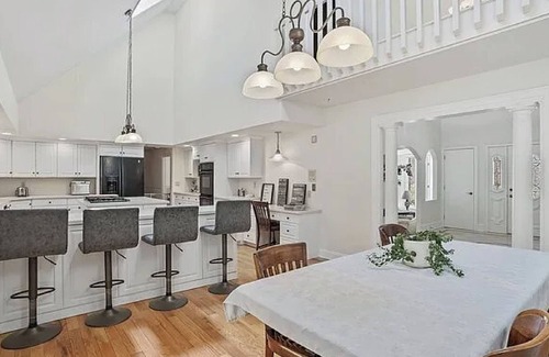Fairfield House | Cheerful 6-Bedroom Villa with Pool and Tennis Courts near the beach!