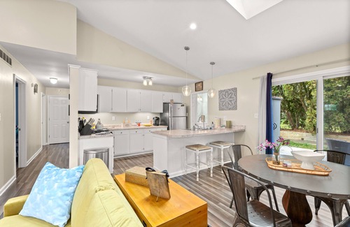 Lexington House | 😃 Cheerful and cozy, 3 bedroom home 🏡 recessed into a wooden lot