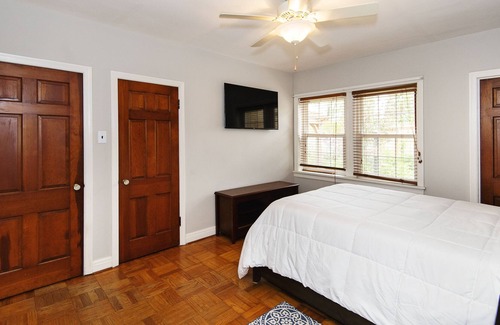 Lindenwood Park House | Cheerful and spacious 2 bedroom home with parking