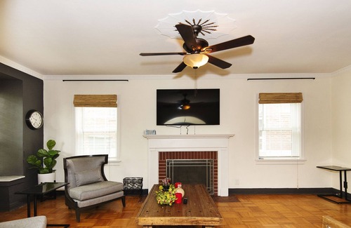 Lindenwood Park House | Cheerful and spacious 2 bedroom home with parking