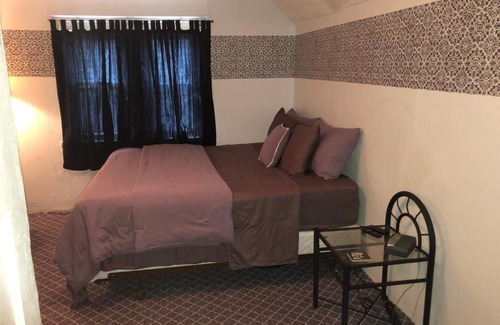 Austin House | Cheerful bedroom free parking approx 15 mins to downtown Chicago!