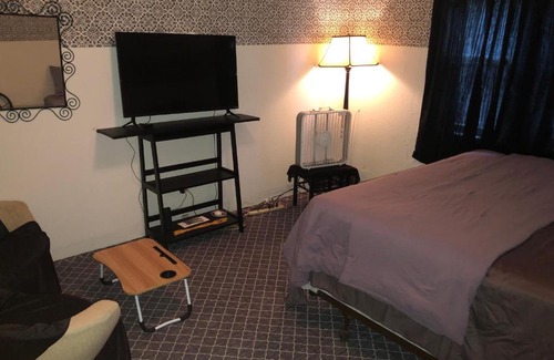Austin House | Cheerful bedroom free parking approx 15 mins to downtown Chicago!