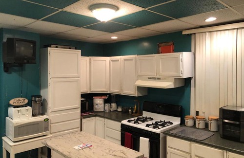 Austin House | Cheerful bedroom free parking approx 15 mins to downtown Chicago!