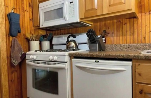 Pauma Valley Cabin | Cheerful Bluebird Crest Cabin with indoor fireplace