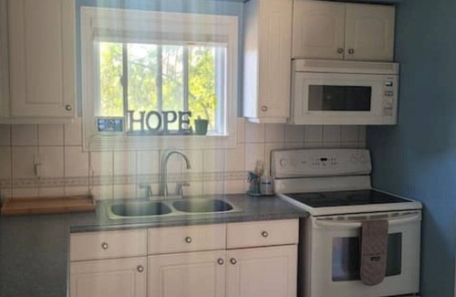 Ajax House | Cheerful Bright Home (Sleeps up to 12ppl)