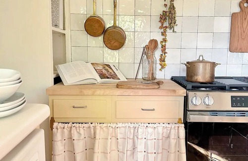 Centennial House | Cheerful Burlington 2 Bedroom