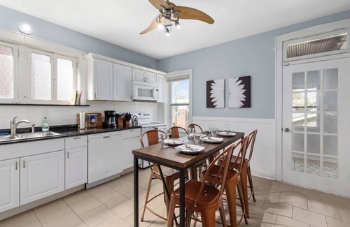 St. Louis House | Cheerful Charm, Ideal 4 Longer Stays, Fast WiFi