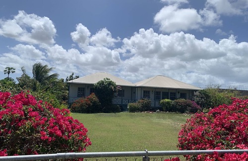 Cedar Grove Cottage | Cheerful cottage with big garden 5 min to the beach 10 min to AUA