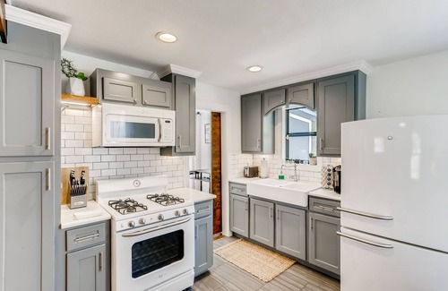 Chestnut House | Cheerful & Cozy East Austin Home Close to DT!