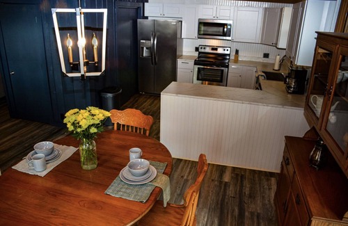 Eagleville Cabin | Cheerful Cozy Retreat - 3 BR - Newly Renovated
