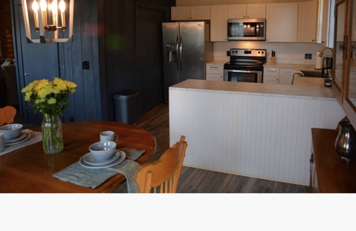 Eagleville Cabin | Cheerful Cozy Retreat - 3 BR - Newly Renovated