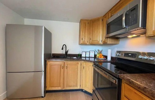 Granite Ridge House | Cheerful Designer Condo w/City & Mountain Views