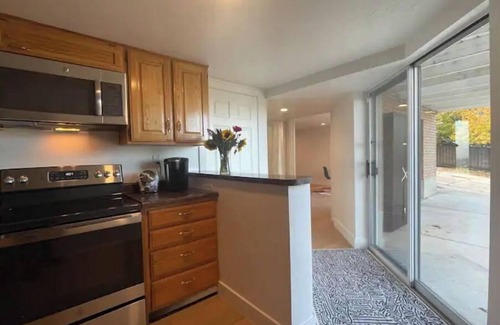 Granite Ridge House | Cheerful Designer Condo w/City & Mountain Views