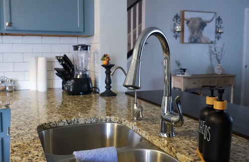 Ventura House | Cheerful fun family Home - Self check-in Office Washer Dryer