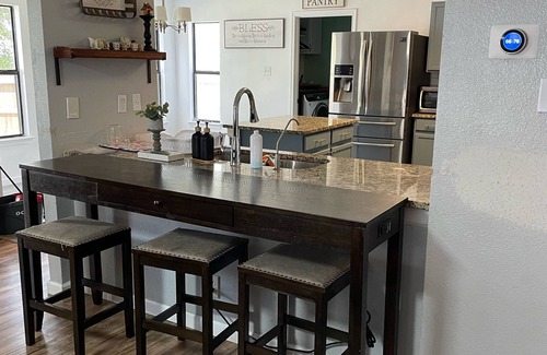 Ventura House | Cheerful fun family Home - Self check-in Office Washer Dryer
