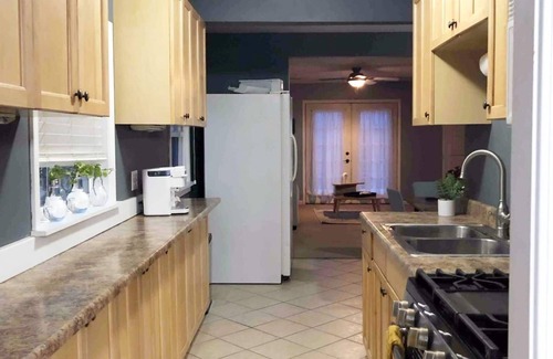 Benson House | Cheerful & Fun Home Away From Home Near Benson- Whole house
