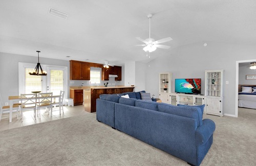 Foley House | Cheerful home near OWA amusement & sports complex - Smoke free property