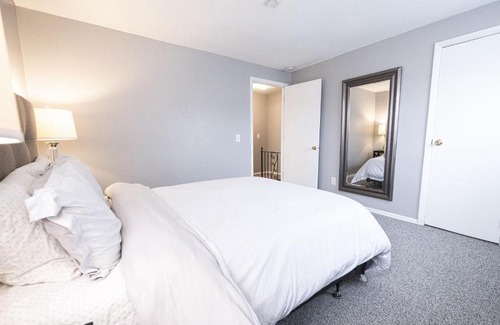 Charlotte House | Cheerful home with free parking and WiFi