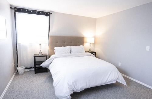 Charlotte House | Cheerful home with free parking and WiFi