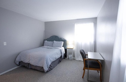Charlotte House | Cheerful home with free parking and WiFi