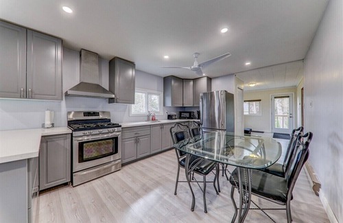 Kawartha Lakes Cottage | Cheerful Lakefront 3 Bedroom Cottage with Firepit