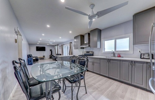 Kawartha Lakes Cottage | Cheerful Lakefront 3 Bedroom Cottage with Firepit