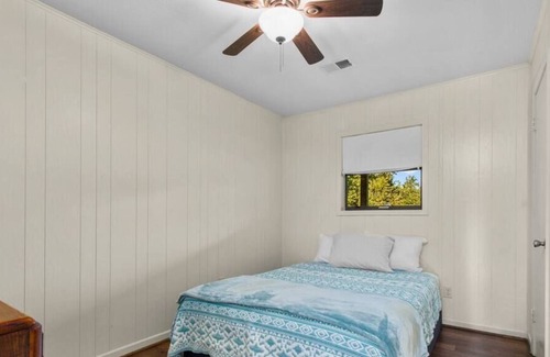 Lufkin House | Cheerful Little Ranch House with a Beautiful View