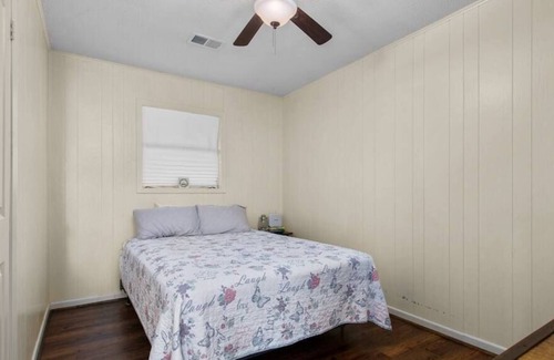 Lufkin House | Cheerful Little Ranch House with a Beautiful View