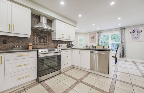 Richmond Hill Villa | Cheerful luxury 7 bedroom/7 washroom ravine house