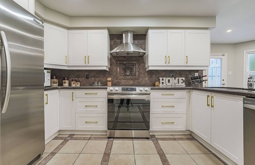 Richmond Hill Villa | Cheerful luxury 7 bedroom/7 washroom ravine house
